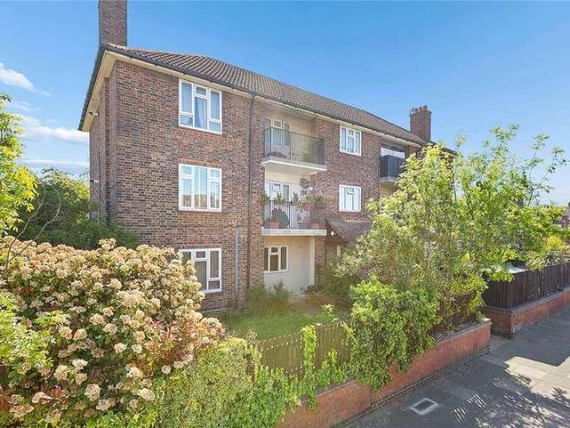 Flat for sale in South Ockendon, Essex