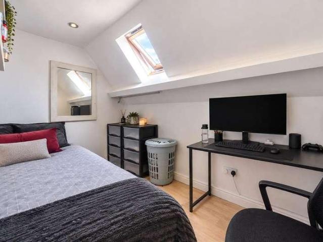 Flat for sale in Royal Borough of Kingston upon Thames, Greater London
