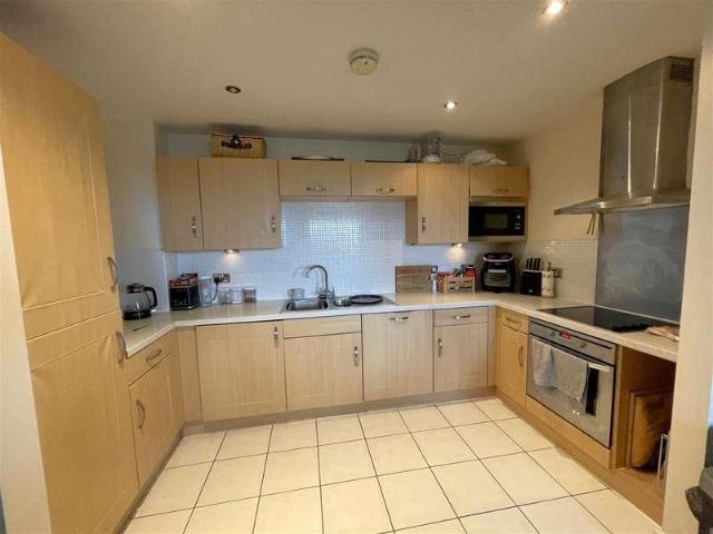 Flat for sale in Oxleaze, Gloucester