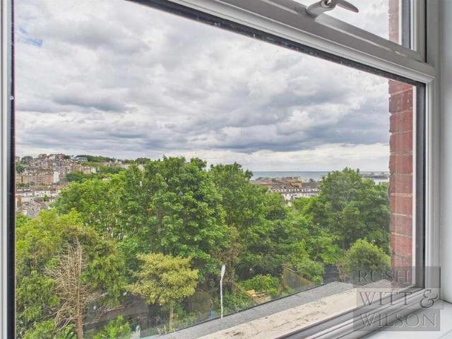 Flat for sale in Blacklands, Guestling Green
