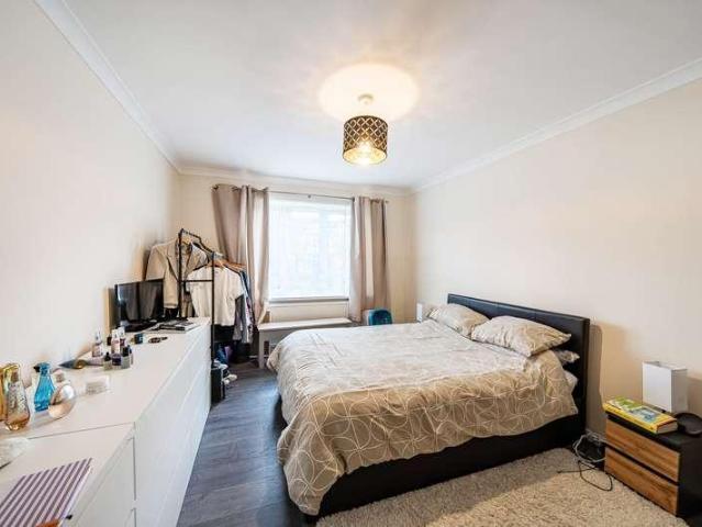 Flat for sale in Harrow Weald, Greater London