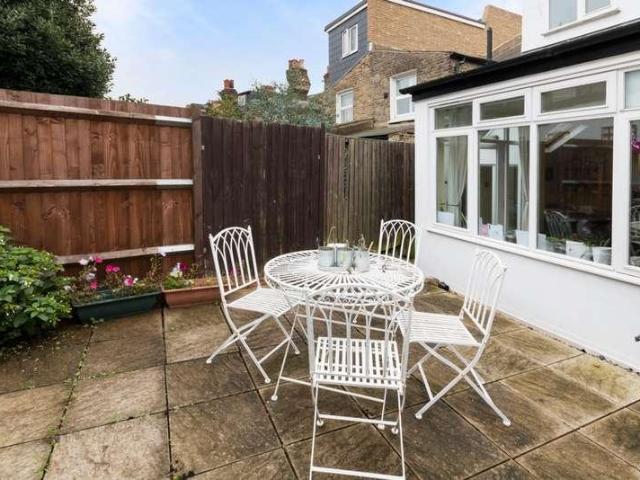 Flat for sale in Summerstown, Greater London