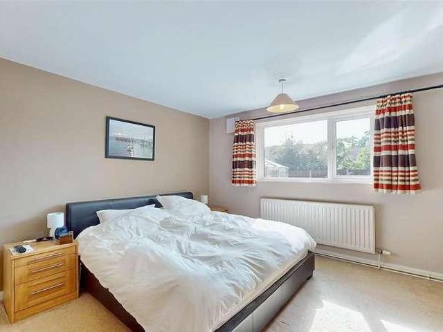 Flat for sale in Isleworth, Spring Grove