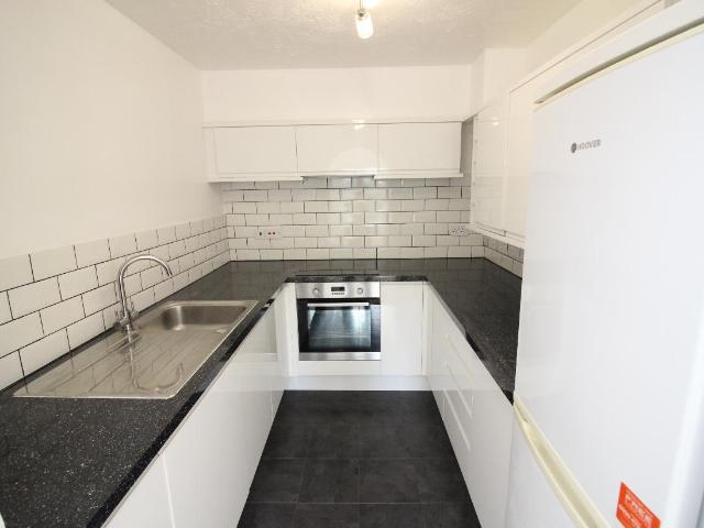 Flat for sale in Worcester Park, Greater London