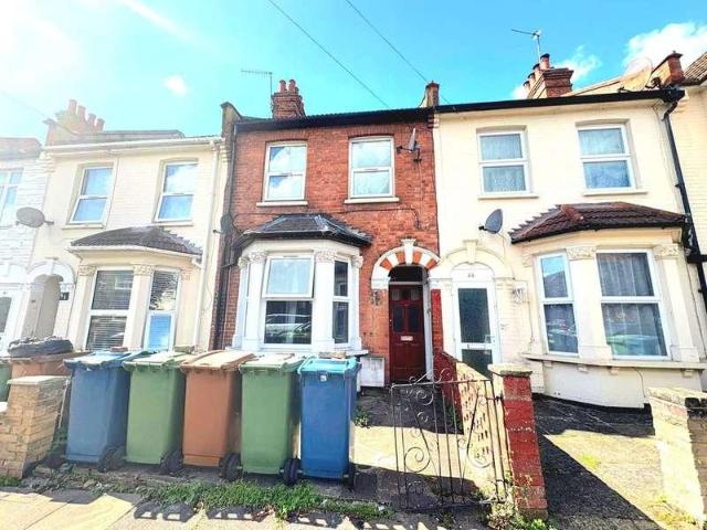 Flat for sale in Wealdstone, Greater London