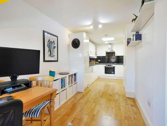 Flat for sale in Croydon, Broad Green
