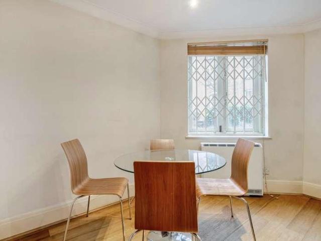 Flat for sale in Bayswater, Greater London