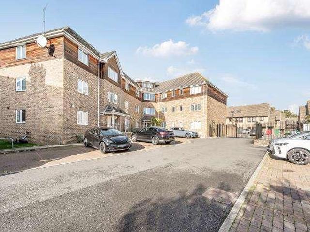 Flat for sale in Slough