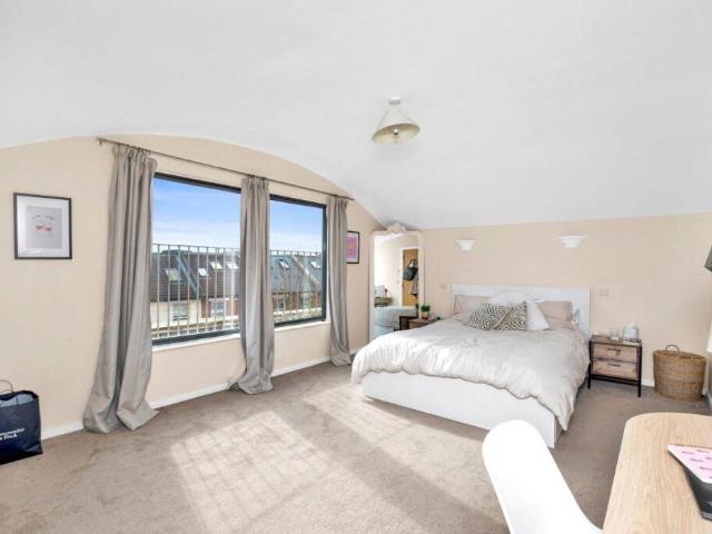 Flat for sale in Balham, Greater London