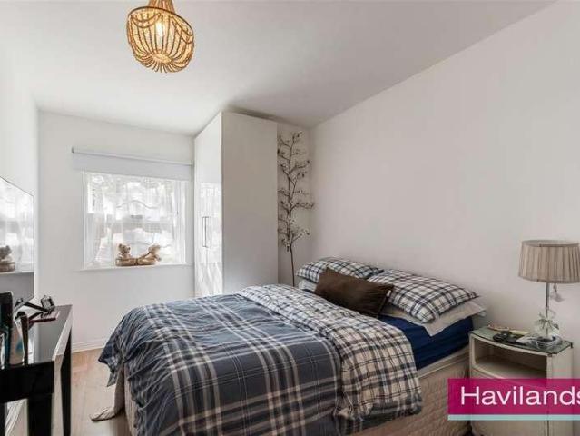 Flat for sale in Oakwood, Greater London