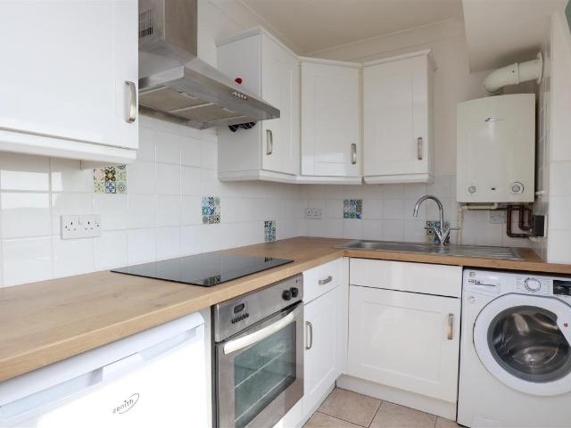 Flat for sale in Bohemia, Guestling Green