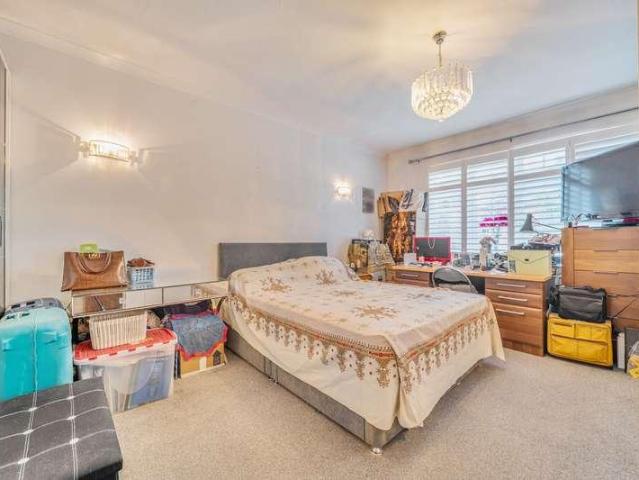 Flat for sale in Hatch End, Greater London