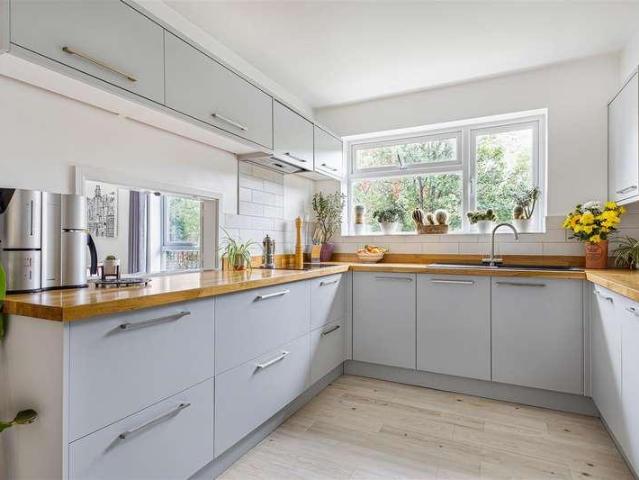 Flat for sale in Kippington, Sevenoaks