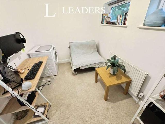 Flat for sale in Romford, Sandown Park