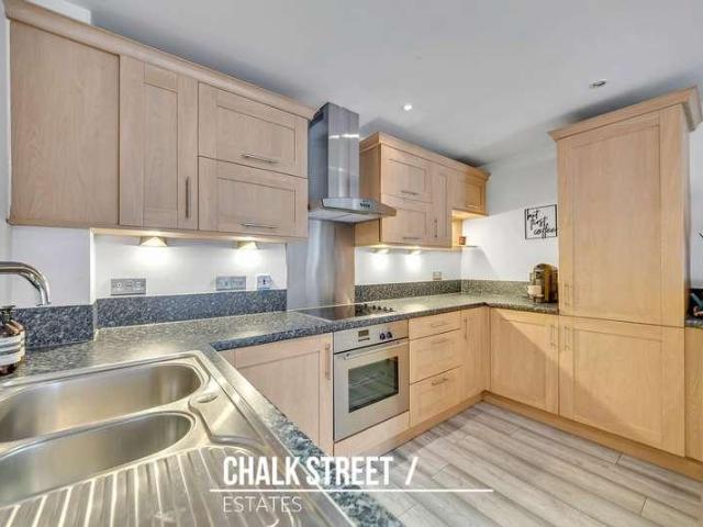 Flat for sale in Gidea Park, Greater London
