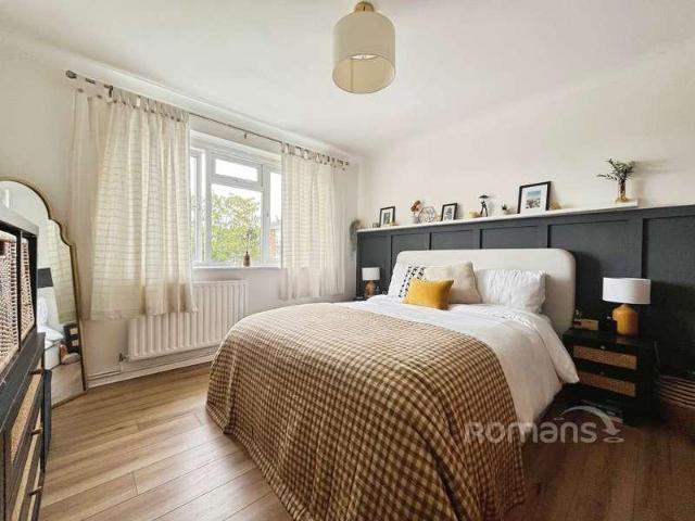 Flat for sale in Fole, Surrey