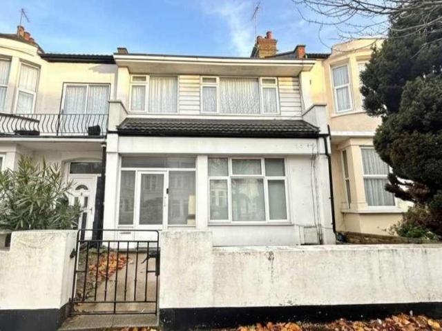 Flat for sale in Kursaal Estate, Alton Barnes