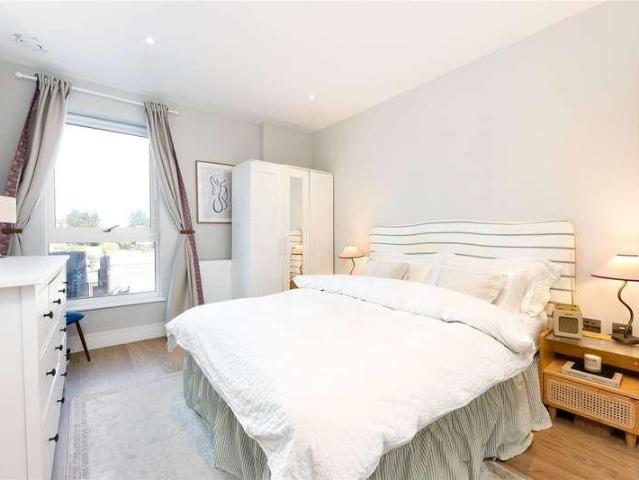 Flat for sale in Summerstown, Greater London