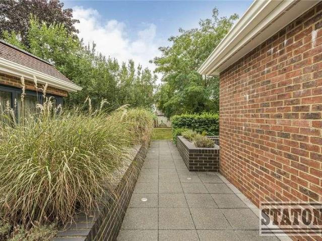 Flat for sale in Whetstone, Greater London