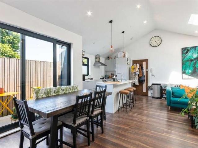 Flat for sale in London Borough of Merton, South Wimbledon