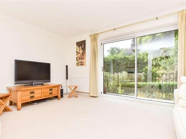 Flat for sale in Fole, Surrey