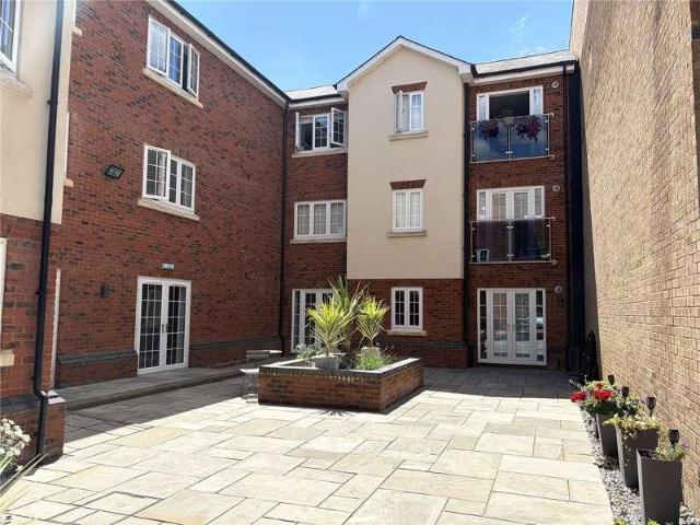 Flat for sale in South Benfleet, Essex
