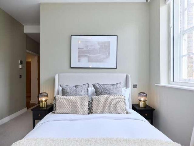Flat for sale in Camberwell, Greater London