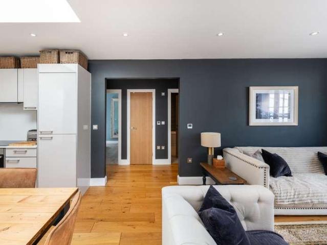 Flat for sale in Red Hill, Surrey