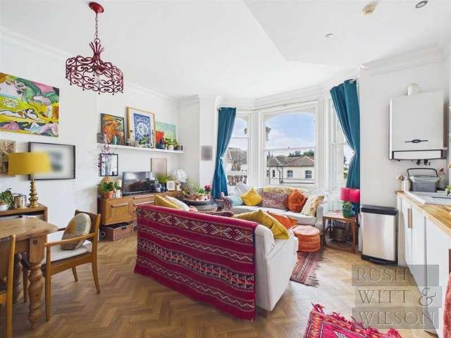 Flat for sale in Bohemia, Guestling Green