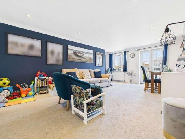 Flat for sale in Fishersgate, West Sussex