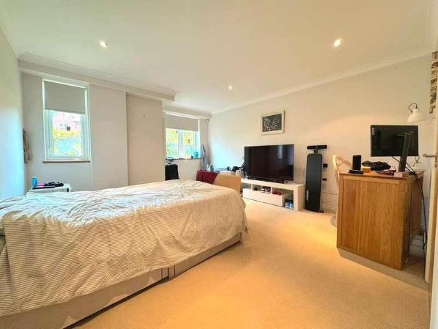 Flat for sale in Harrow Weald, Greater London