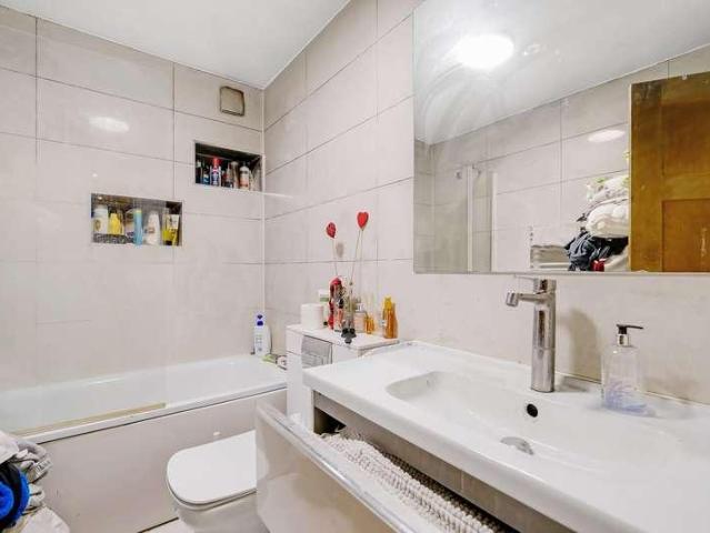 Flat for sale in Brondesbury, Greater London