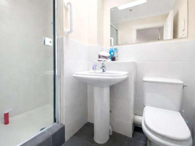 Flat for sale in Fole, Surrey