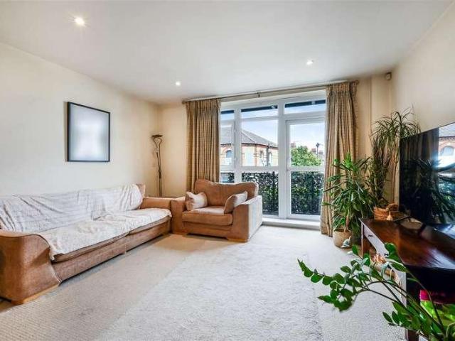 Flat for sale in London Borough of Merton, South Wimbledon