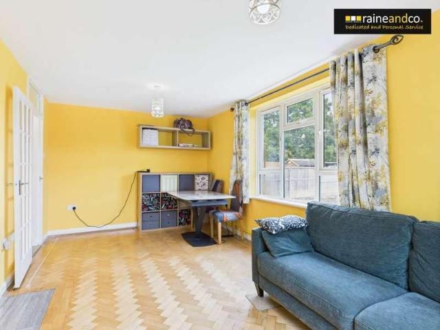 Flat for sale in Potters Bar, Oakmere