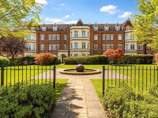 Flat for sale in Westborough, Surrey