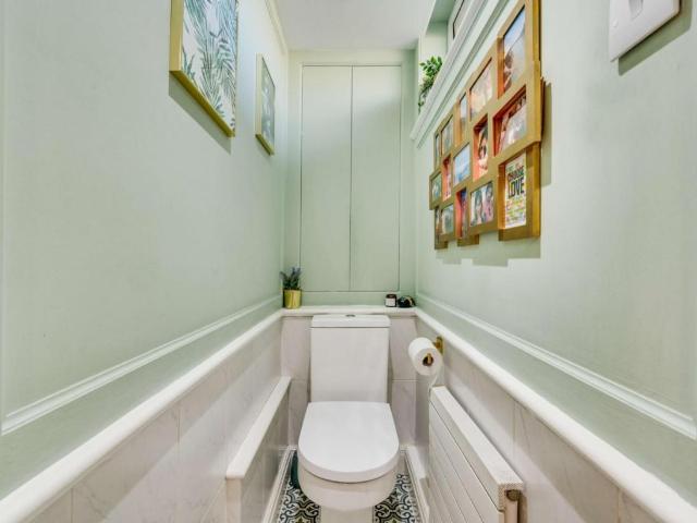 Flat for sale in Brondesbury, Greater London