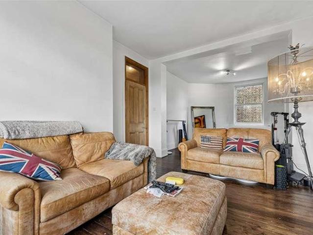 Flat for sale in London Borough of Hounslow, Greater London