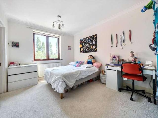 Flat for sale in London Borough of Ealing, Perivale