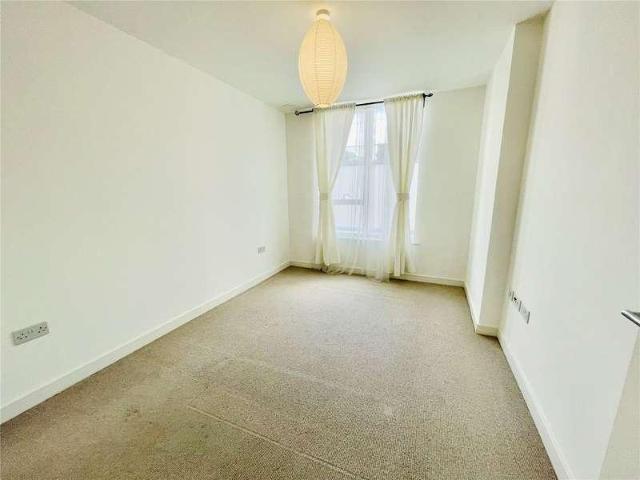 Flat for sale in Croydon, Broad Green