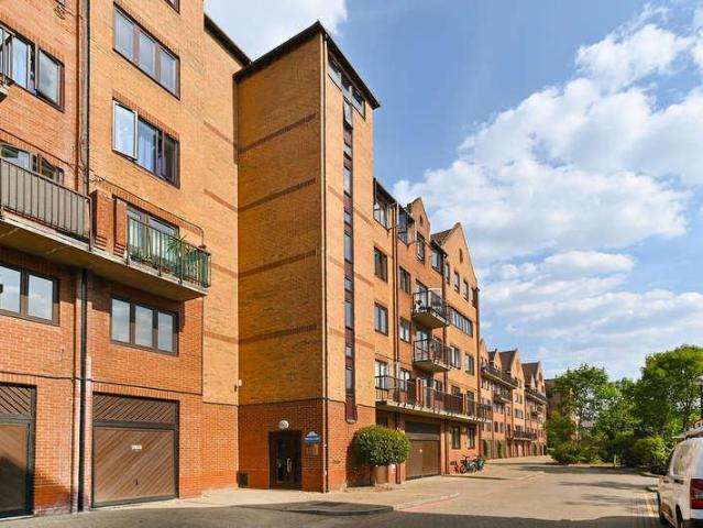 Flat for sale in London Yard, Isle Of Dogs