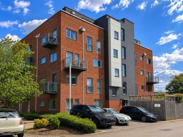 Flat for sale in Monks Orchard, Kent