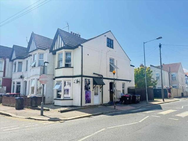 Flat for sale in Alton Barnes, Essex