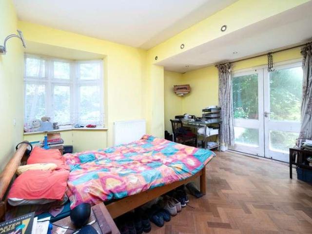 Flat for sale in Golders Green, Greater London