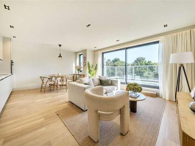 Flat for sale in London Borough of Ealing, Greater London