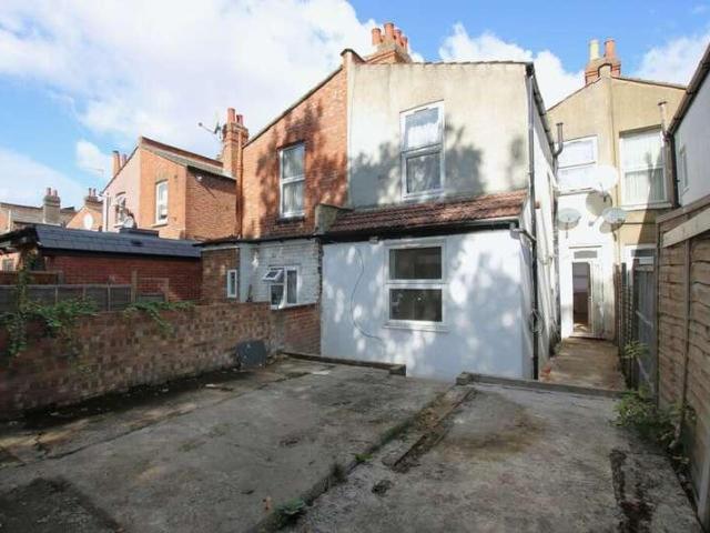 Flat for sale in Harlesden, Greater London