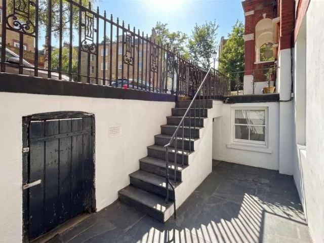 Flat for sale in Royal Borough of Kensington and Chelsea, Greater London