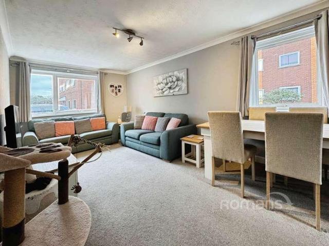 Flat for sale in Little Sandhurst