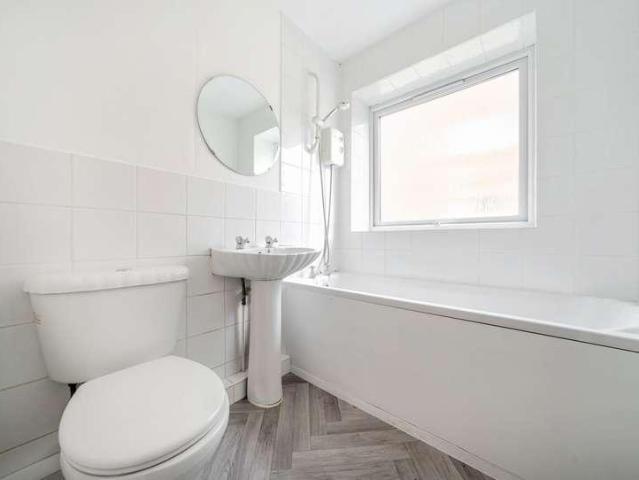 Flat for sale in Wallington, Greater London