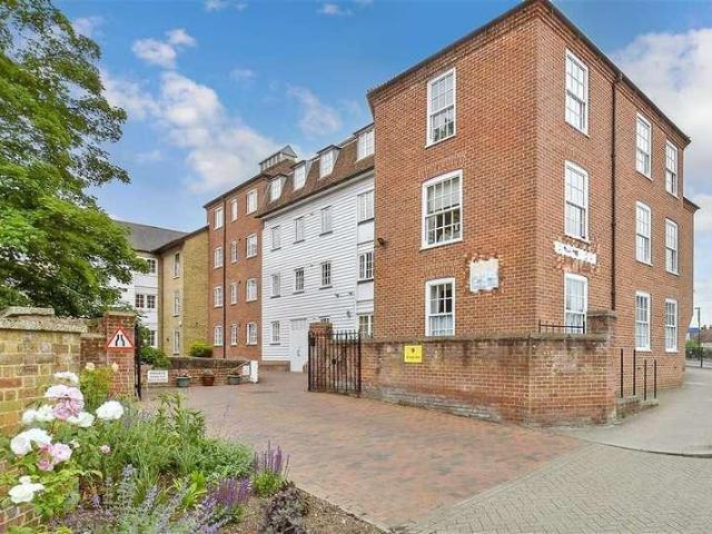 Flat for sale in The King's Mile, The Bridge